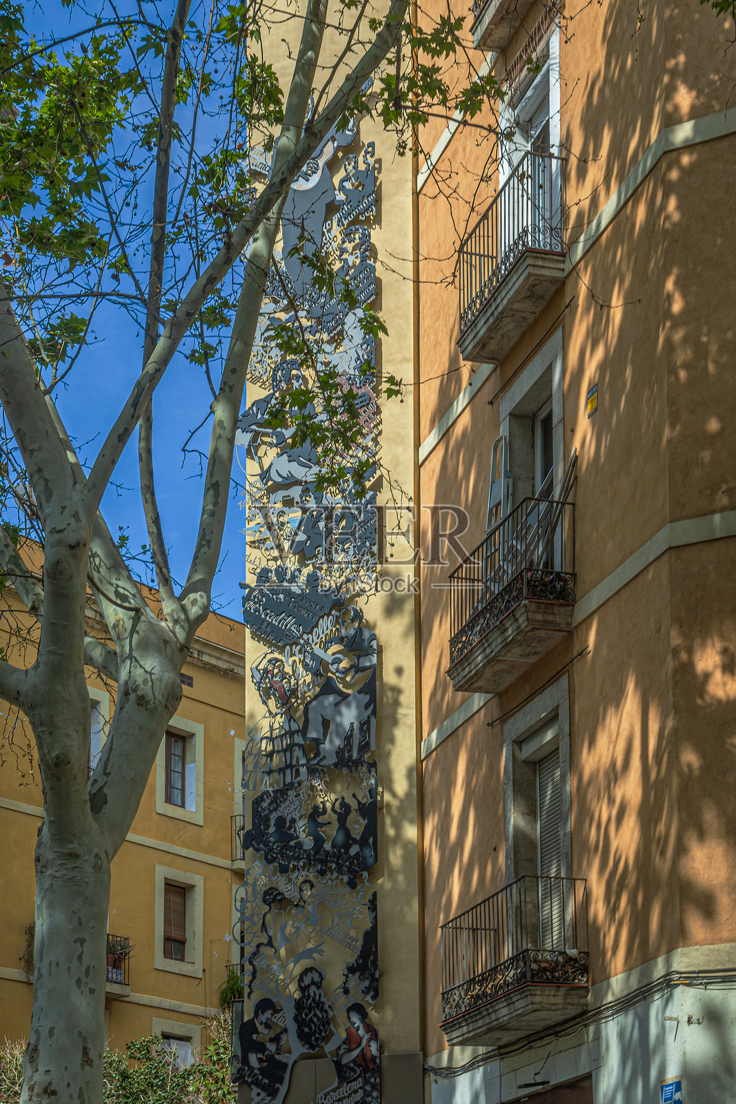 巴塞罗那，西班牙，塞拉街的加泰罗尼亚伦巴壁画。钢铁雕塑。照片摄影图片