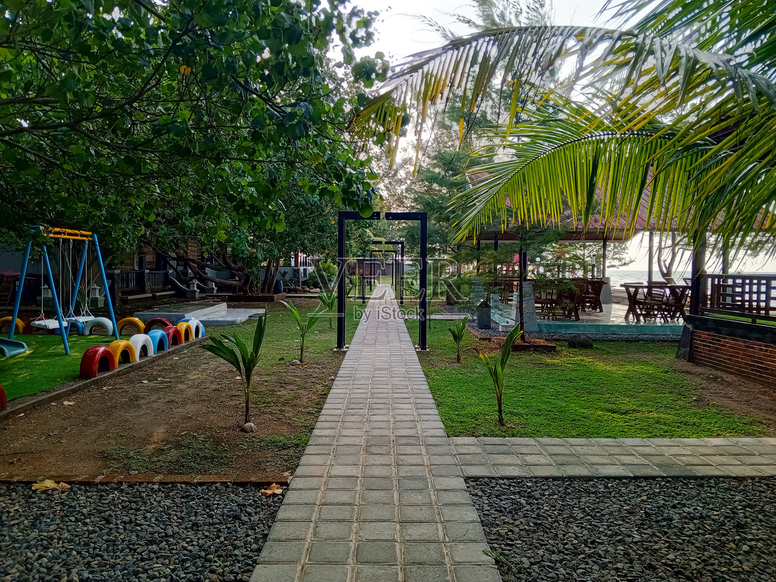 城市公园内笔直的人行道照片摄影图片