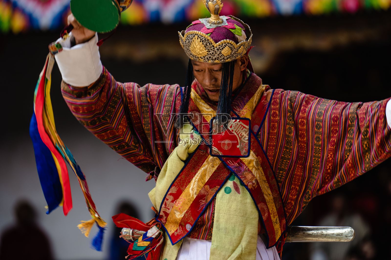 不丹舞者身着传统服饰在普纳卡的节日庆典上表演。照片摄影图片