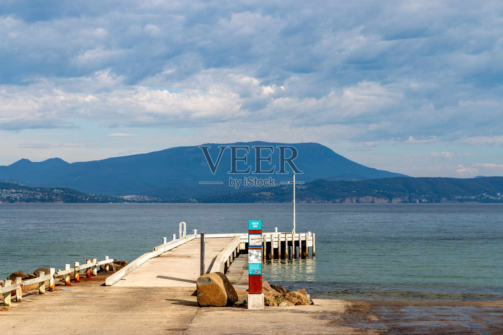 德文特河入海口的负鼠湾码头,背景是威灵顿山。照片摄影图片