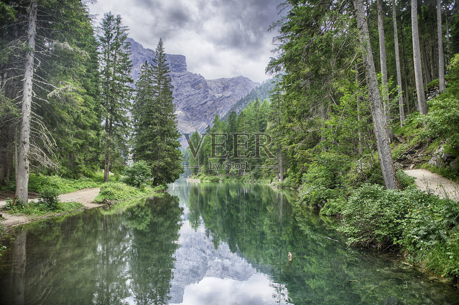 意大利南蒂罗尔的标志性布拉耶斯湖，杜洛米蒂山脉照片摄影图片