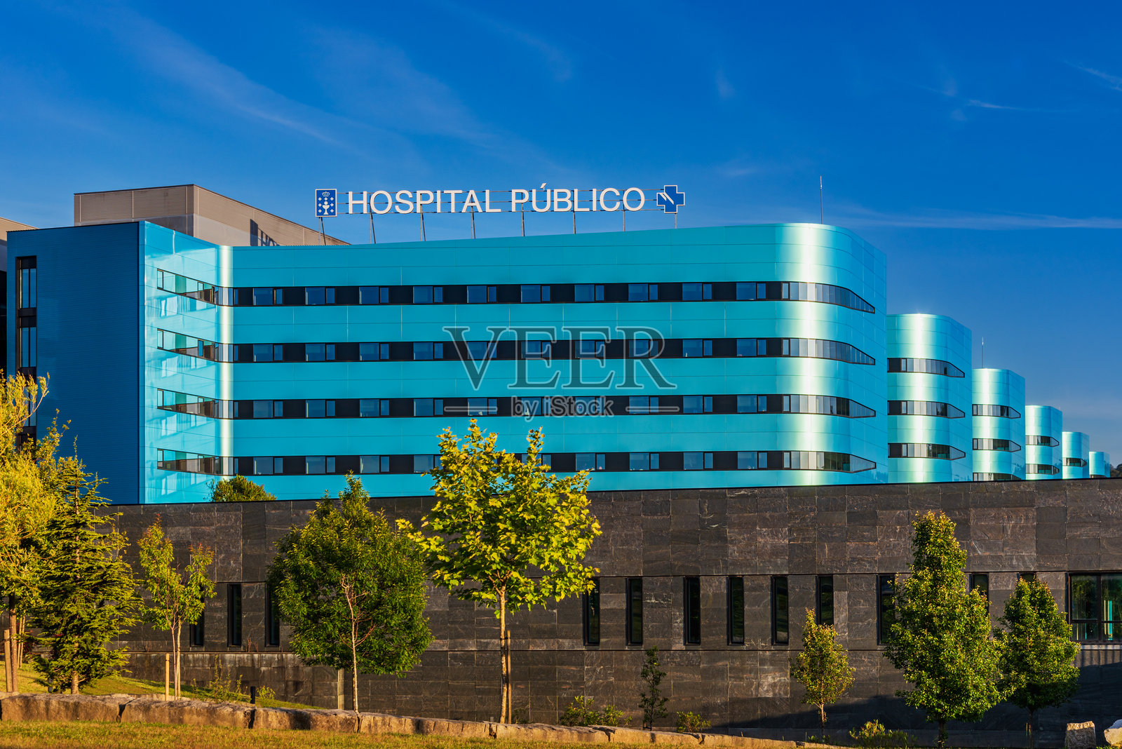 阿尔瓦罗·昆凯罗公立医院，属于维戈大学综合体的现代前卫医院。照片摄影图片