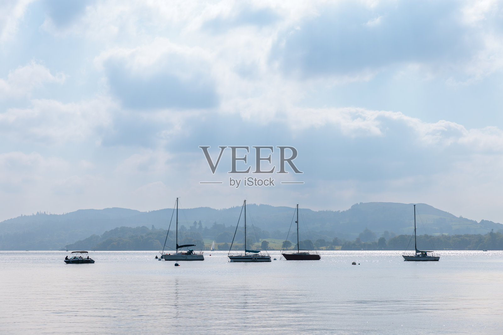 温德米尔湖区的船只和游艇，英格兰最大的湖泊，秋季的鸟瞰图。照片摄影图片