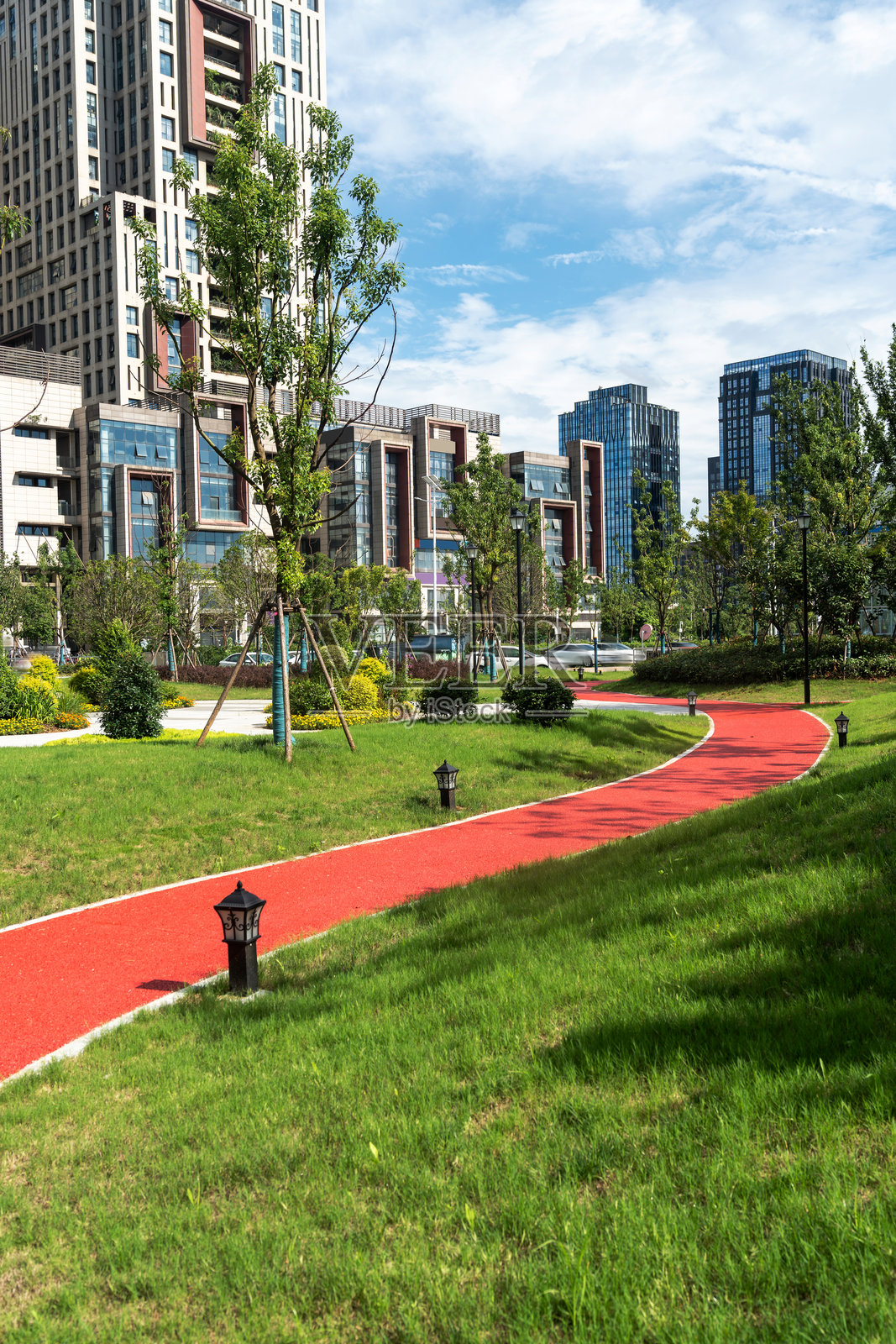 现代城市中的人行道照片摄影图片