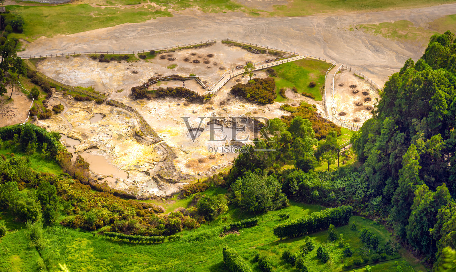 从空中俯瞰位于葡萄牙亚速尔群岛圣米格尔岛的弗尔纳斯谷地，拉戈阿达斯弗尔纳斯湖边的火山口（喷气孔、温泉和热浴）。照片摄影图片