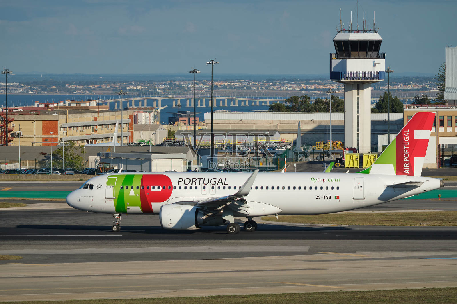 TAP葡萄牙航空的空客A321-251N客机在里斯本的亨伯托·德尔戈机场滑行。照片摄影图片