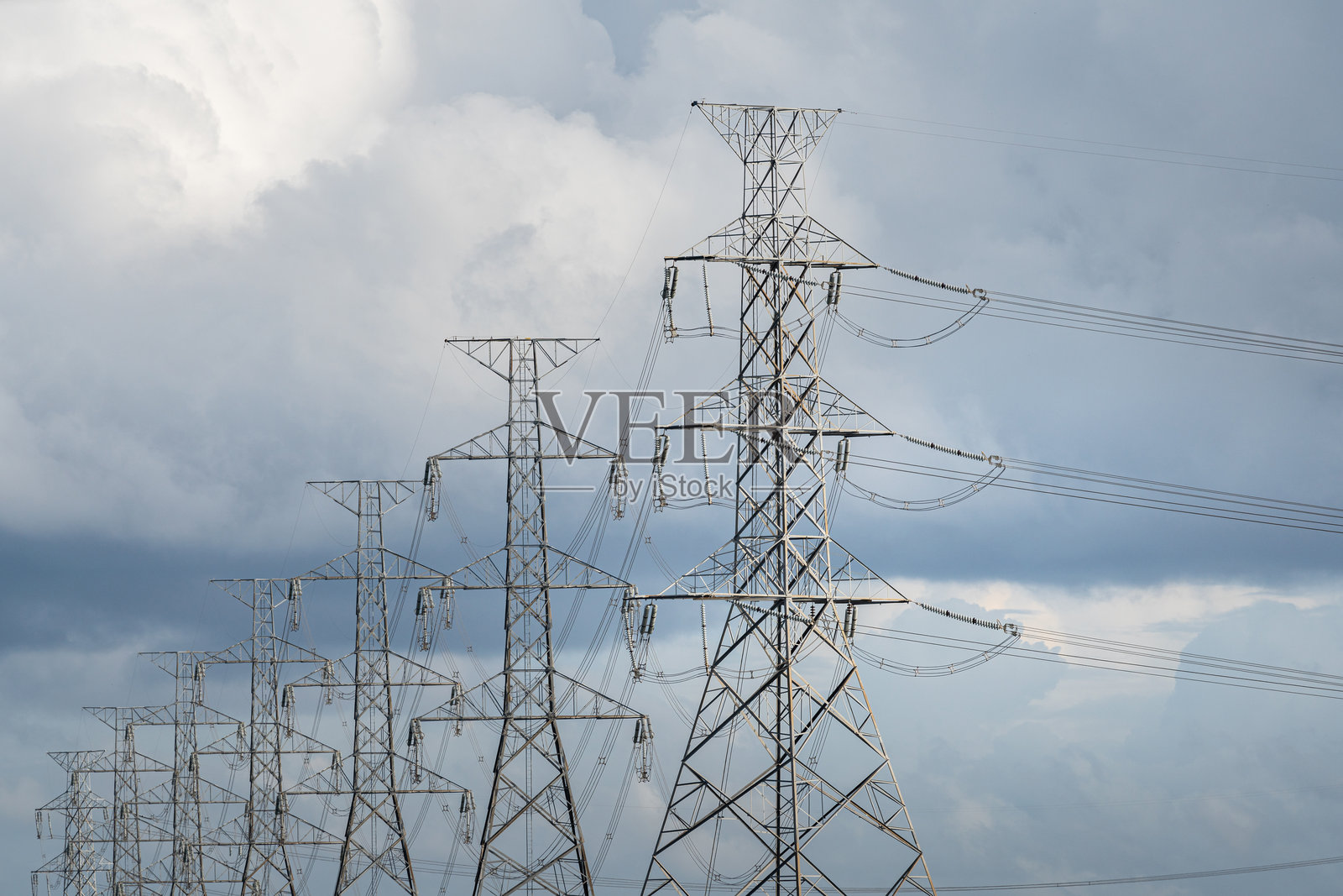 高压电力杆和电力塔用于电能技术，从发电厂作为燃料和电力生成到客户、工业和城市。照片摄影图片