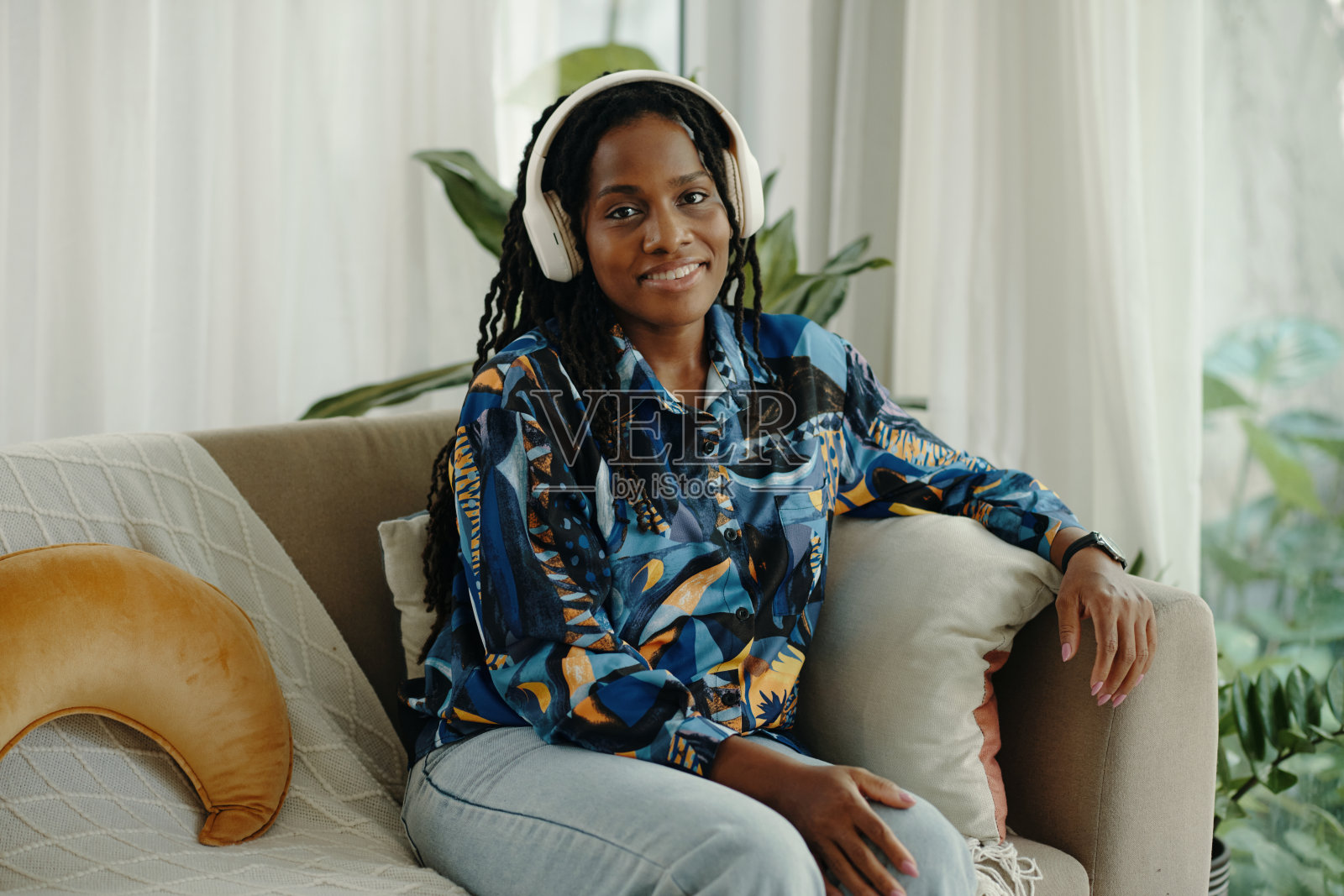 在轻松的环境中戴着耳机听音乐照片摄影图片