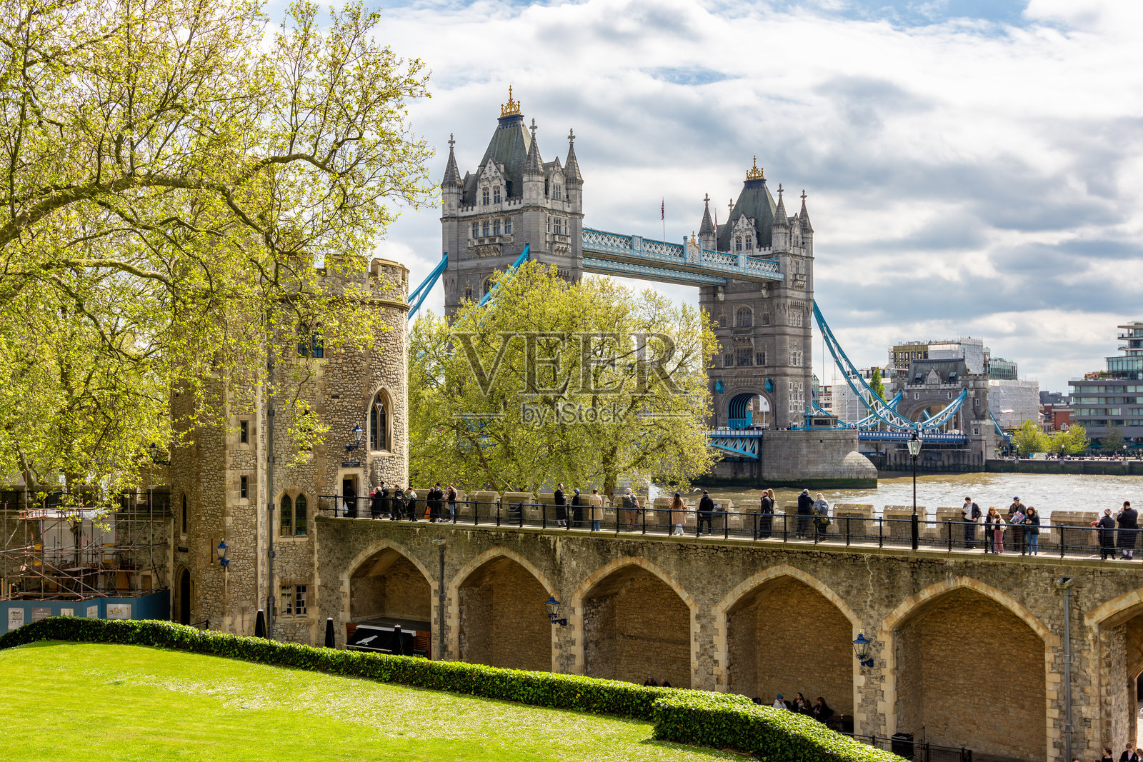 从伦敦塔看到的泰晤士河上的塔桥，英国照片摄影图片