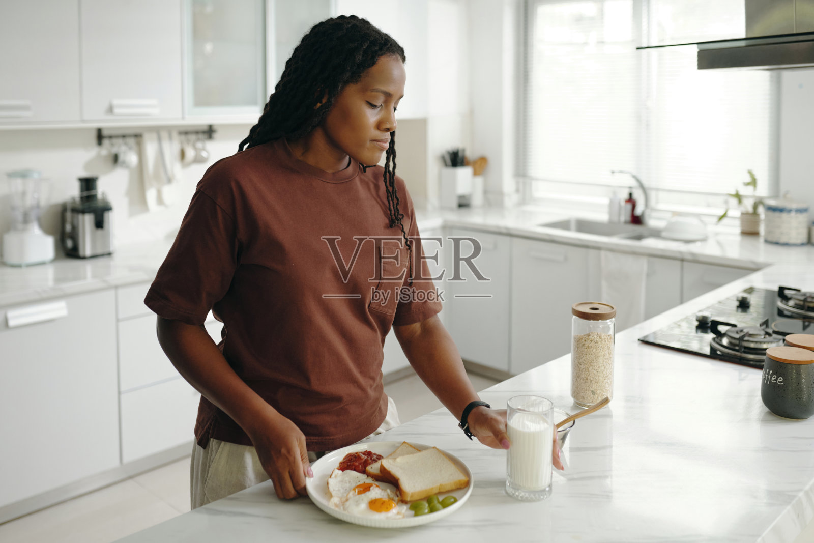 在现代明亮的厨房准备早餐照片摄影图片