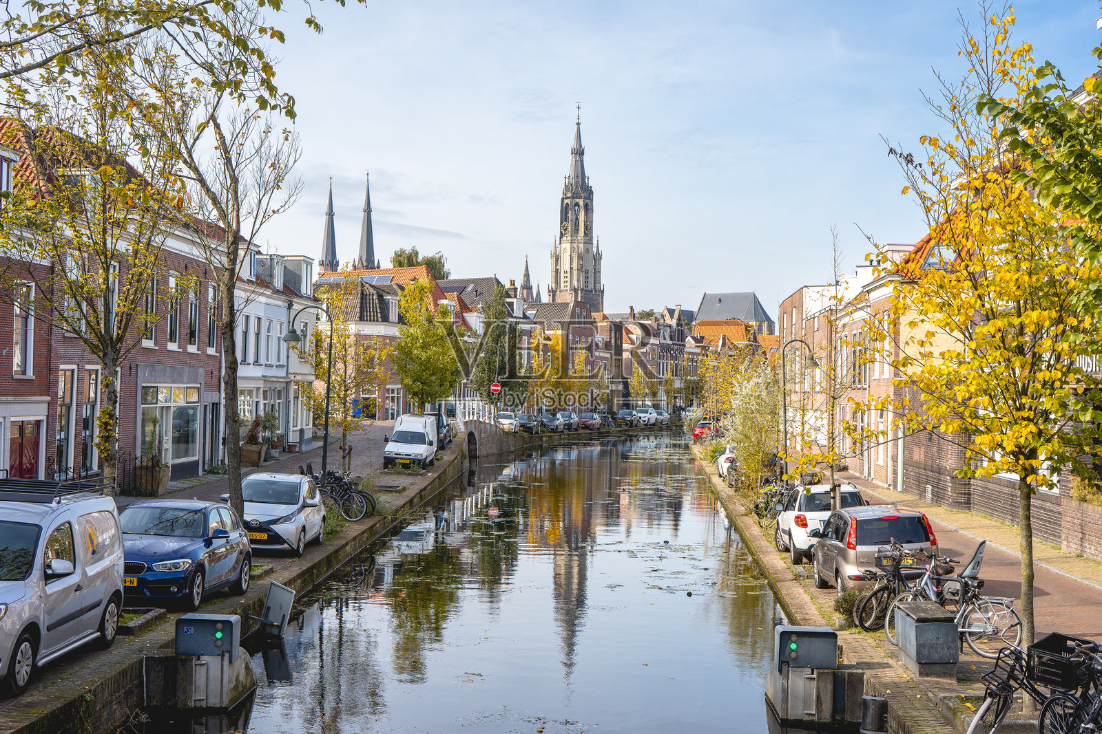 代尔夫特的老房子和运河。照片摄影图片