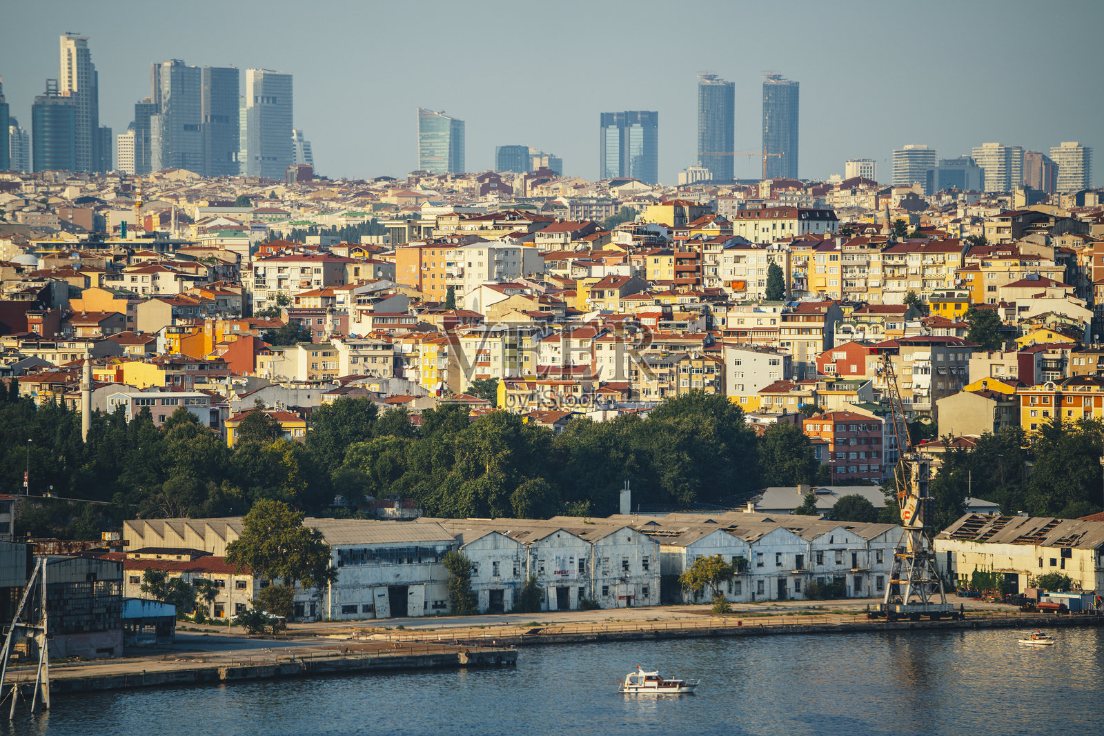 博斯普鲁斯海峡亚洲一侧的绿色山脉海景，夏日里有房屋、建筑和茂密的树木。照片摄影图片