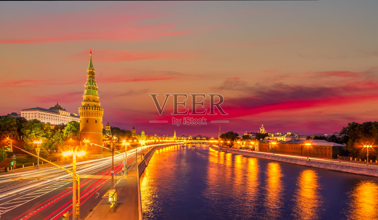 莫斯科码头的景色，克里姆林宫墙塔在五彩斑斓的夏季黄昏中。俄罗斯著名地标。照片摄影图片