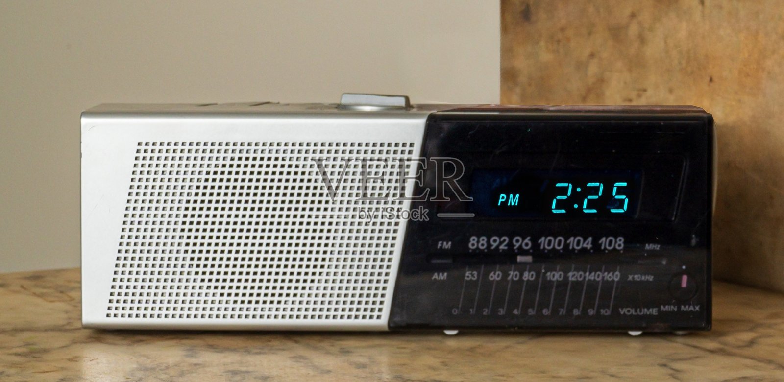 1970年代的时钟收音机，带有数字时间显示和手动调频/调幅调谐。照片摄影图片