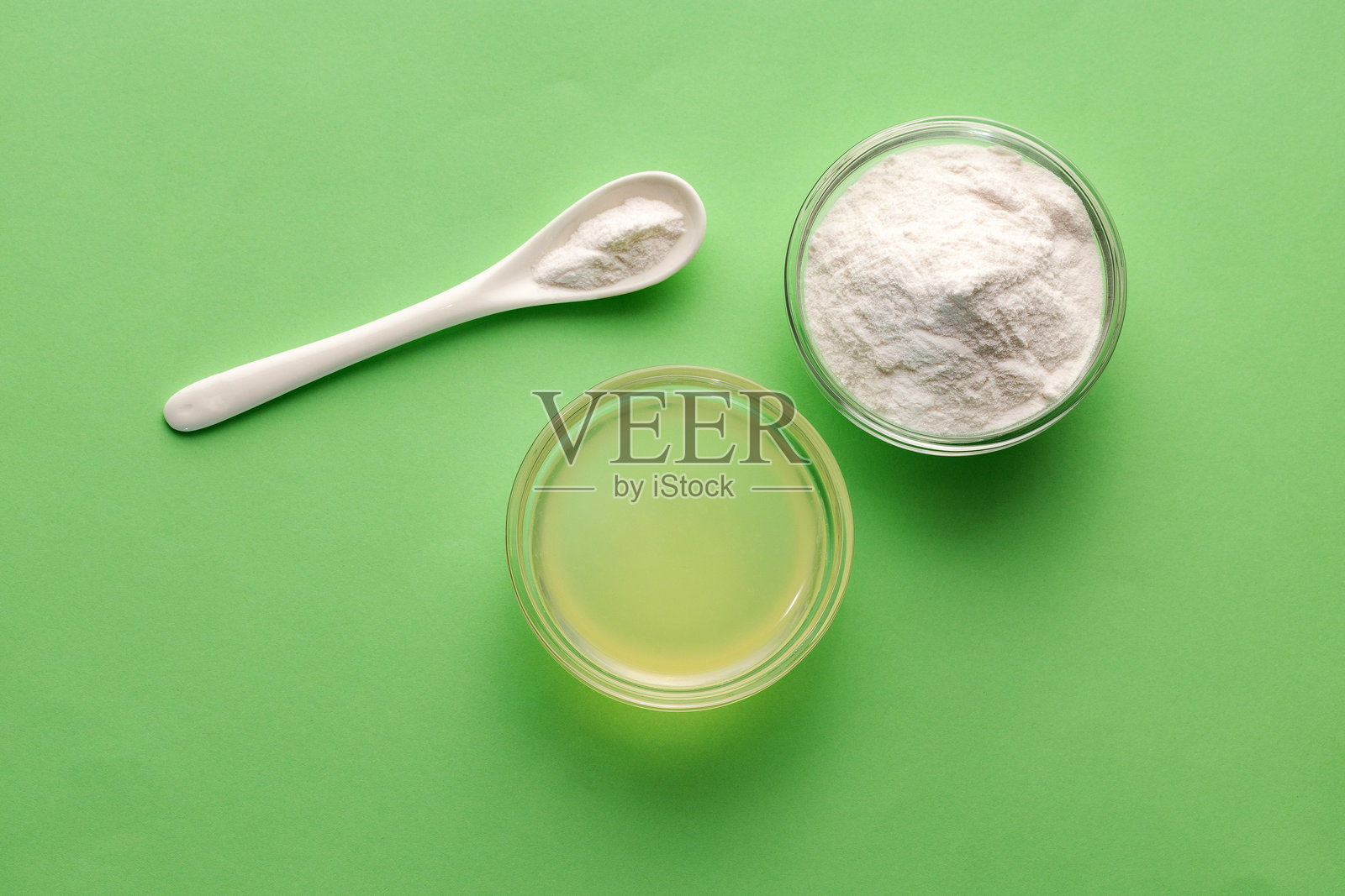 柠檬酸橙 - 用柠檬汁和小苏打加速新陈代谢。照片摄影图片