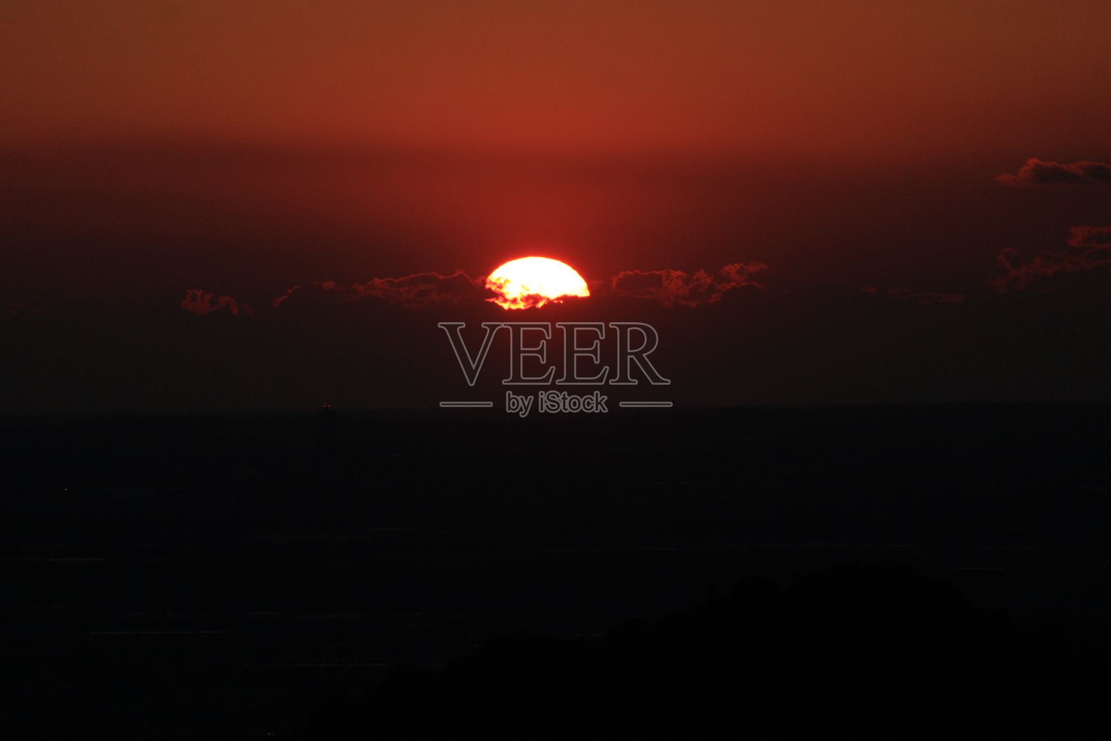 美丽的黄昏景色，云层中弥漫。照片摄影图片