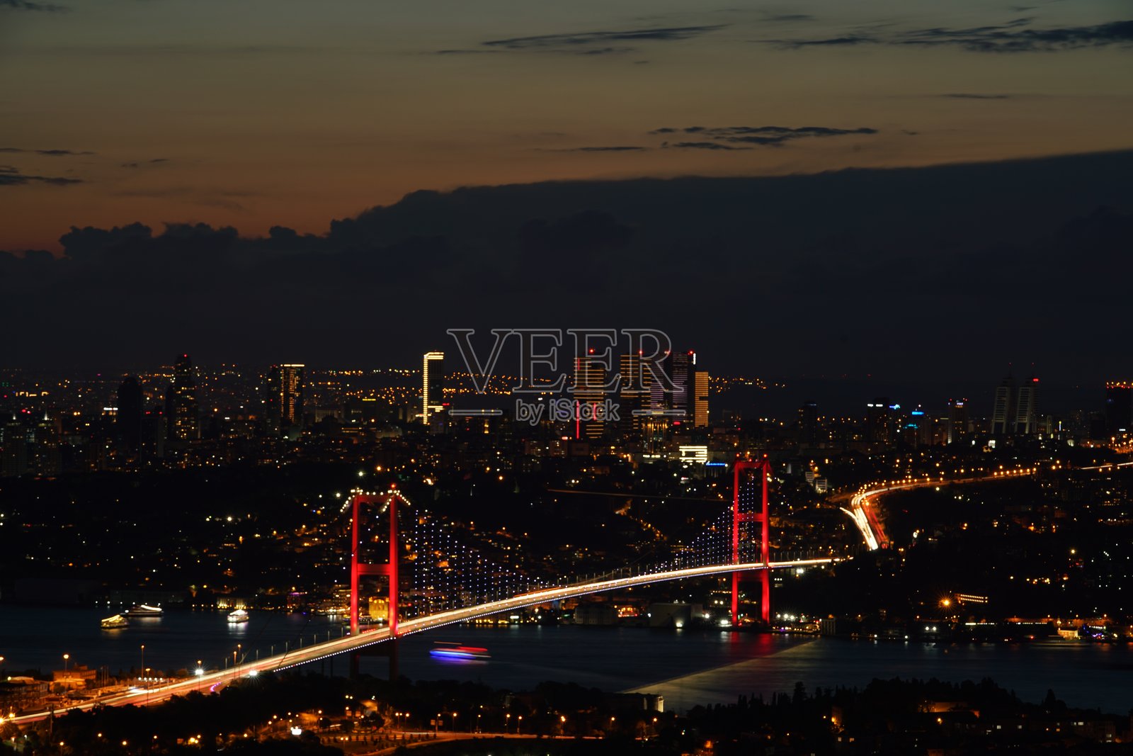 伊斯坦布尔，土耳其。黑暗的夜晚，博斯普鲁斯海峡的景色。闪烁的夜晚伊斯坦布尔美景，天空云彩美丽。伊斯坦布尔博斯普鲁斯大桥（7月15日烈士大桥）。照片摄影图片