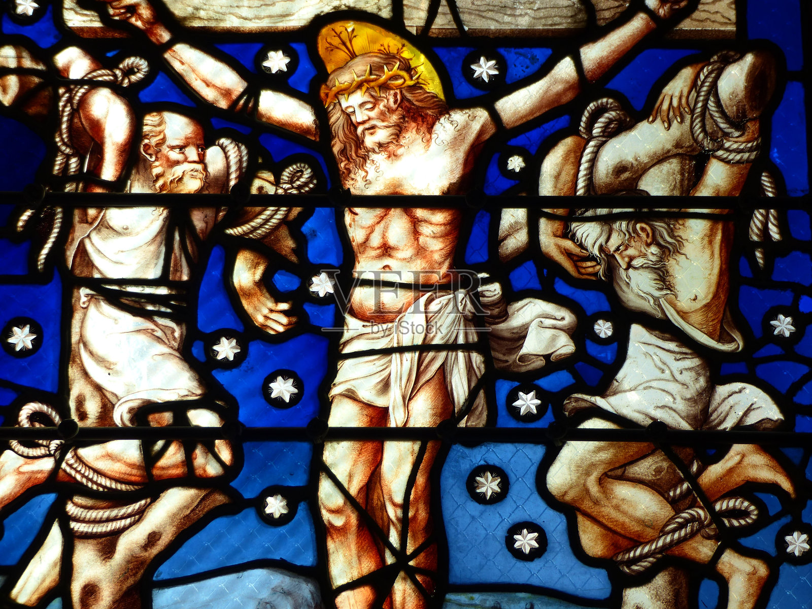 特鲁瓦（Troyes）的一座教堂中的16世纪彩色玻璃窗，描绘了耶稣受难的场景照片摄影图片