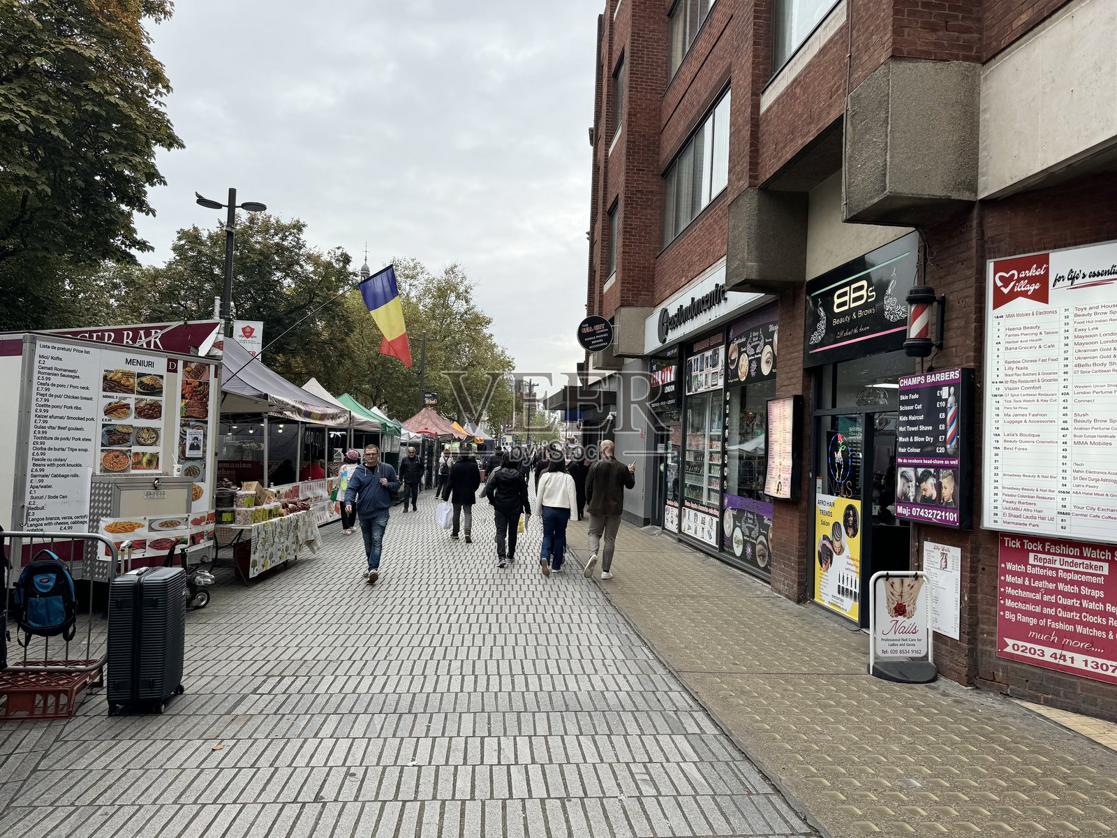 繁华街道上的购物者照片摄影图片