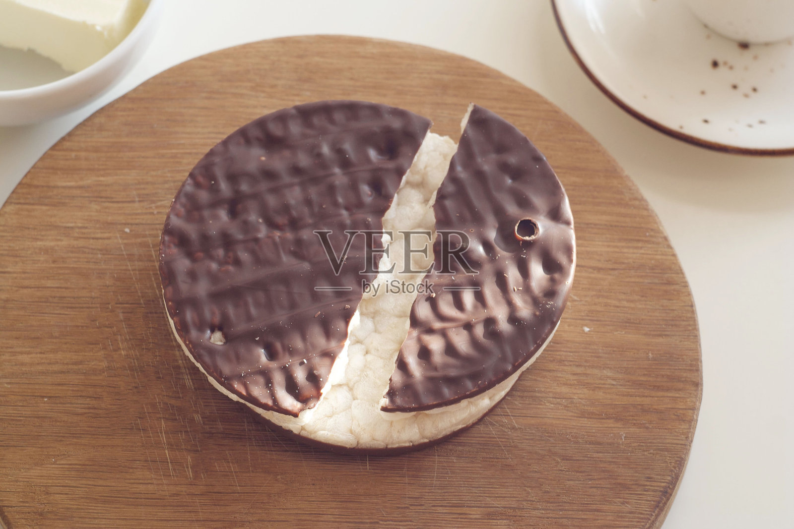 巧克力覆盖的脆饼放在木板上照片摄影图片