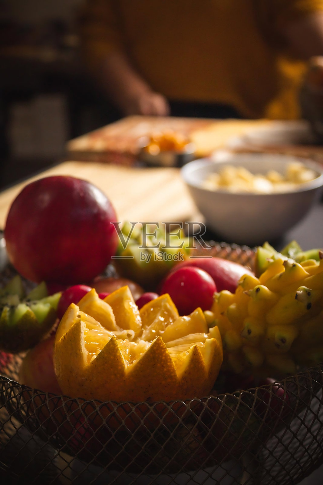 水果篮装饰，内含橙子、苹果、猕猴桃和火龙果照片摄影图片