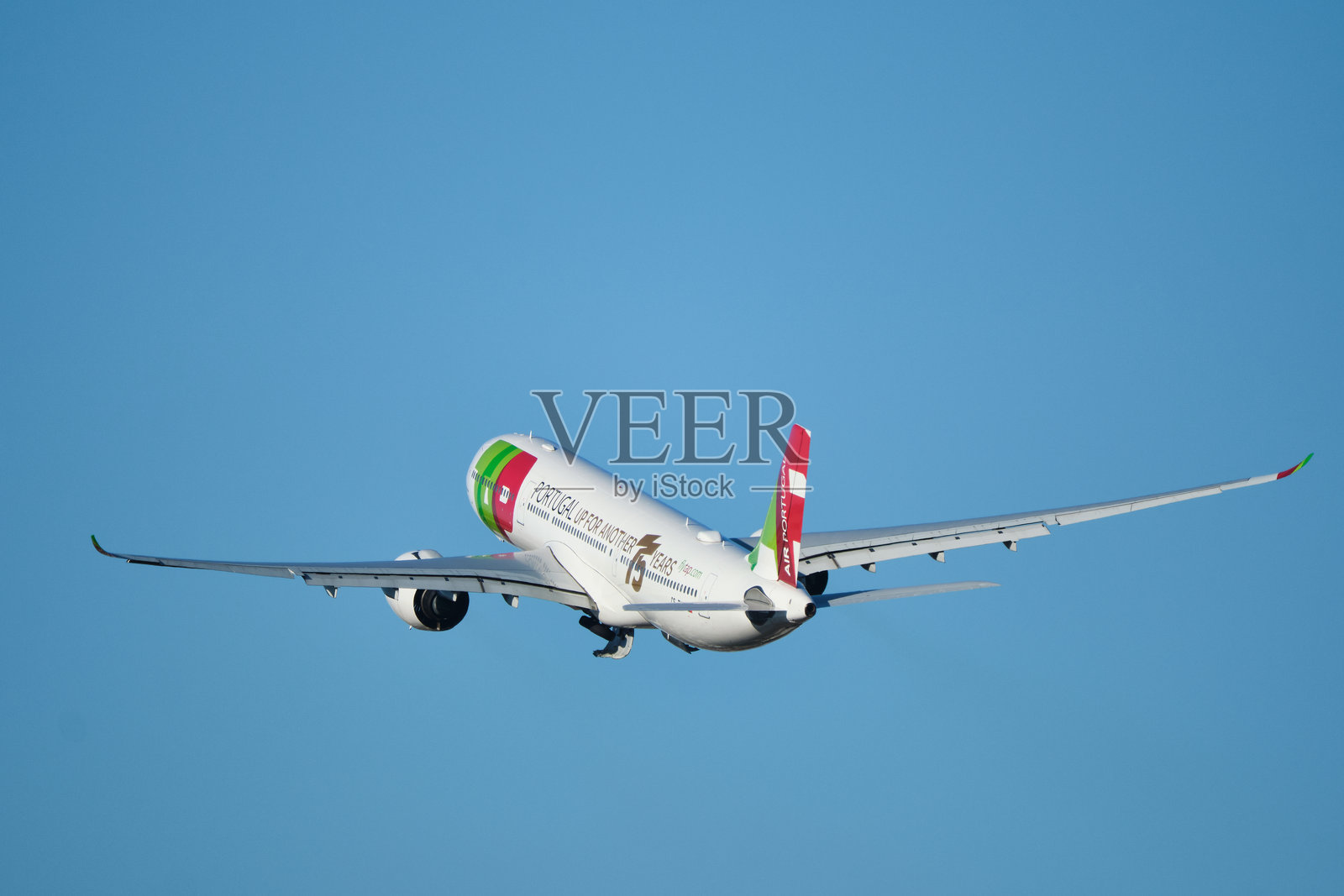 TAP葡萄牙航空的空客A330-941客机在里斯本的亨伯托·德尔加多机场起飞照片摄影图片