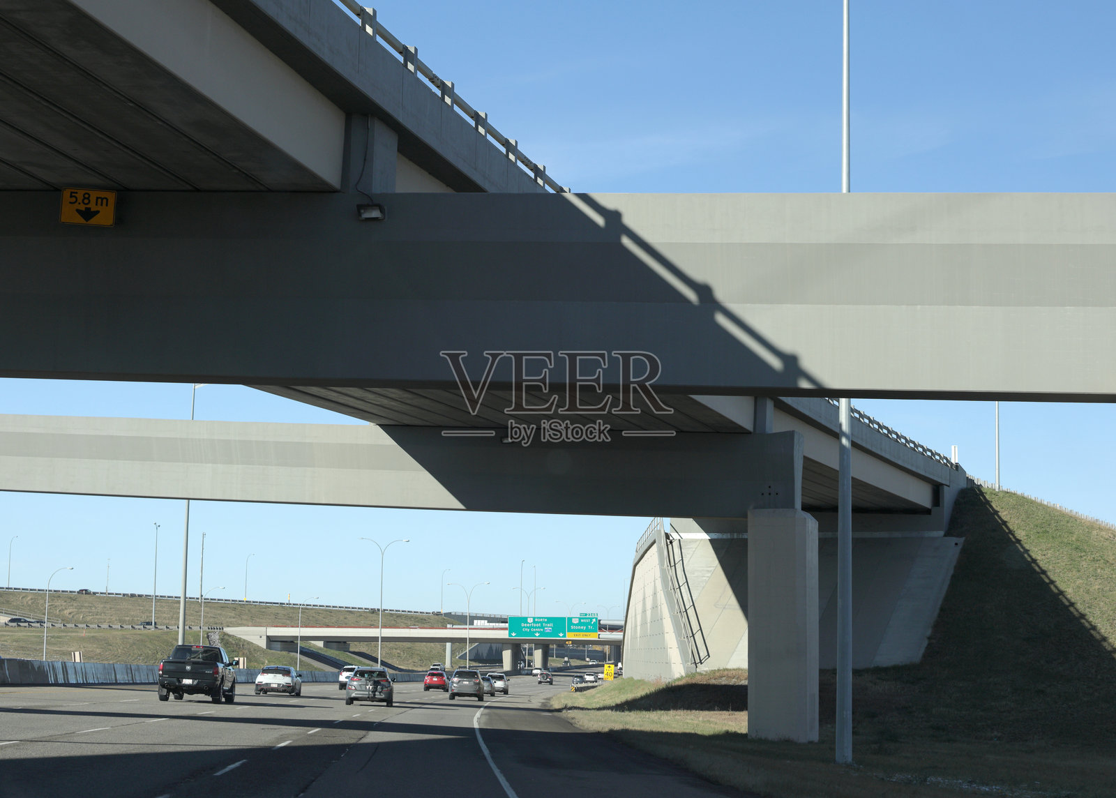 加拿大卡尔加里东南部234B出口附近的鹿足小道照片摄影图片