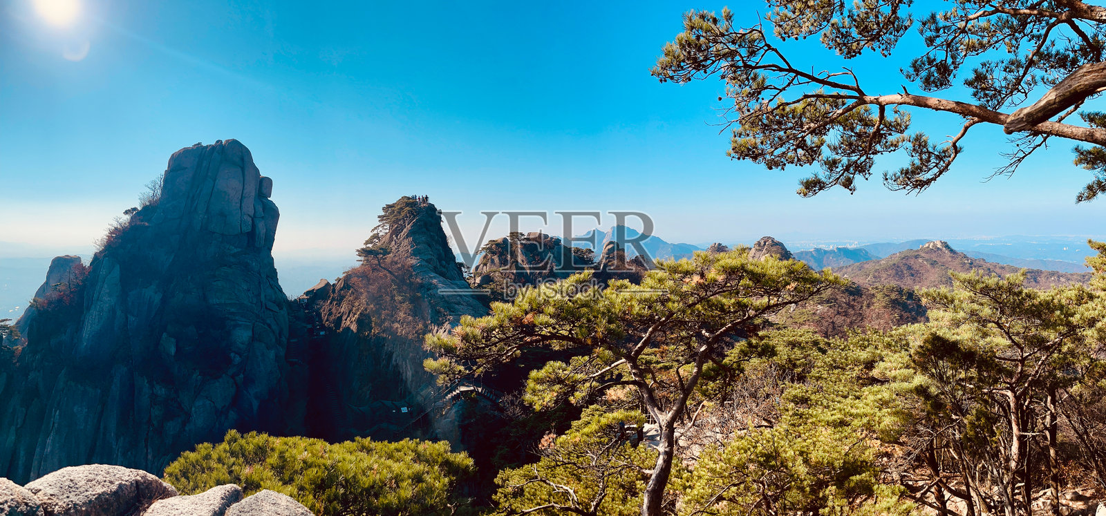 首尔北汉山国家公园的秋季树叶多峰全景照片摄影图片