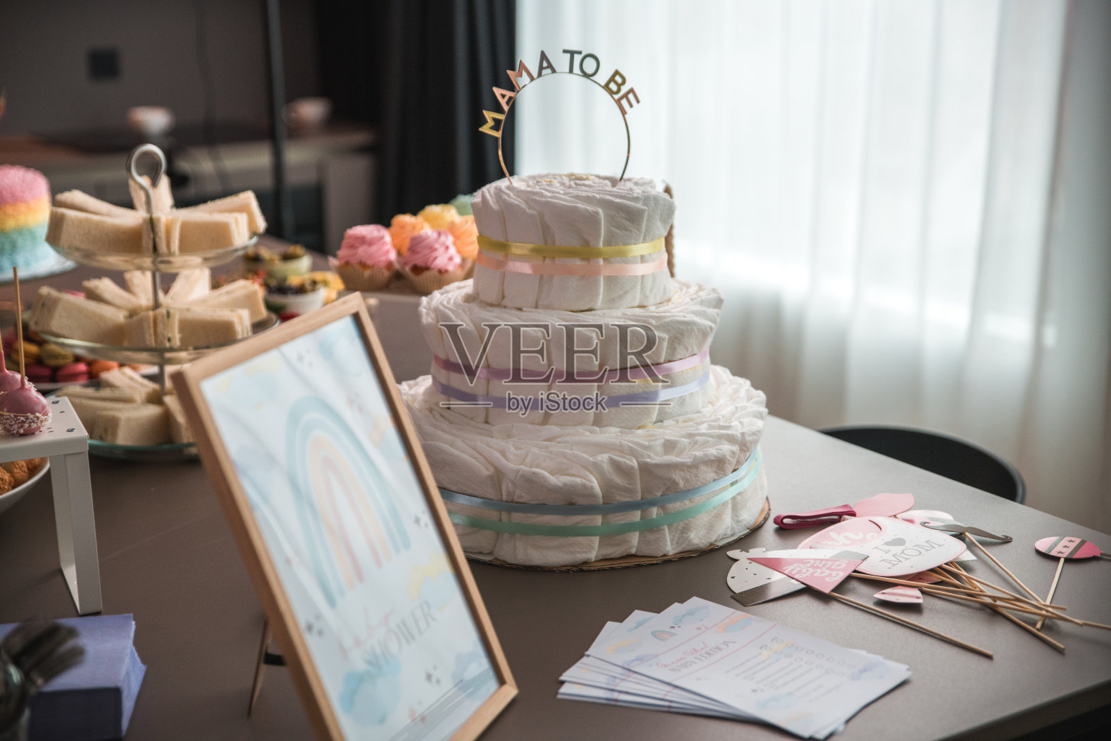 奇幻的婴儿洗礼布置，配有尿布蛋糕和美味小吃照片摄影图片