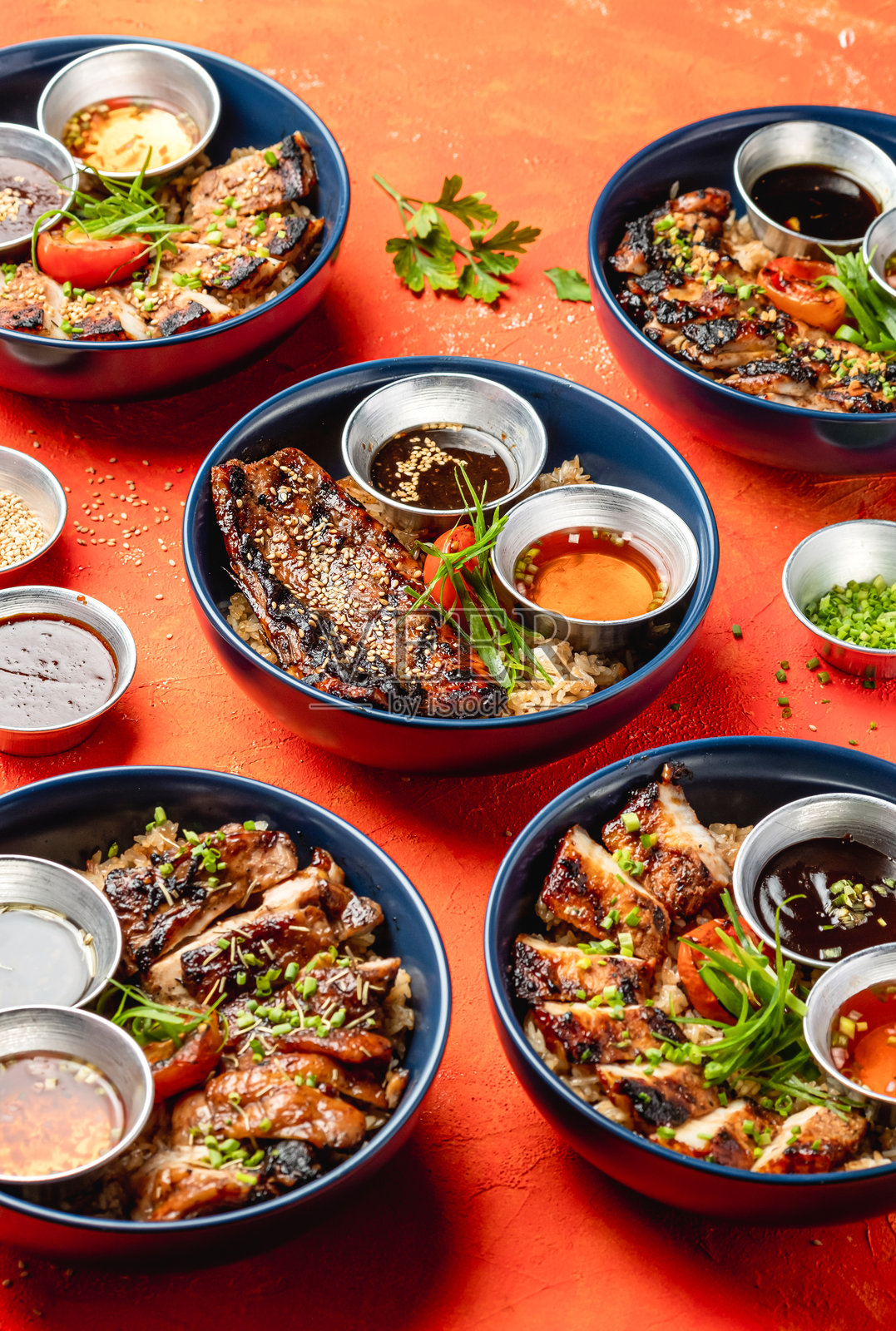 大蒜迷迭香鸡肉饭、香茅烤鸡肉饭、照烧烤鲭鱼肚、山核桃烧烤猪肉肚、韩式烤猪肉肚炒饭碗，孤立的特写侧面视图照片摄影图片