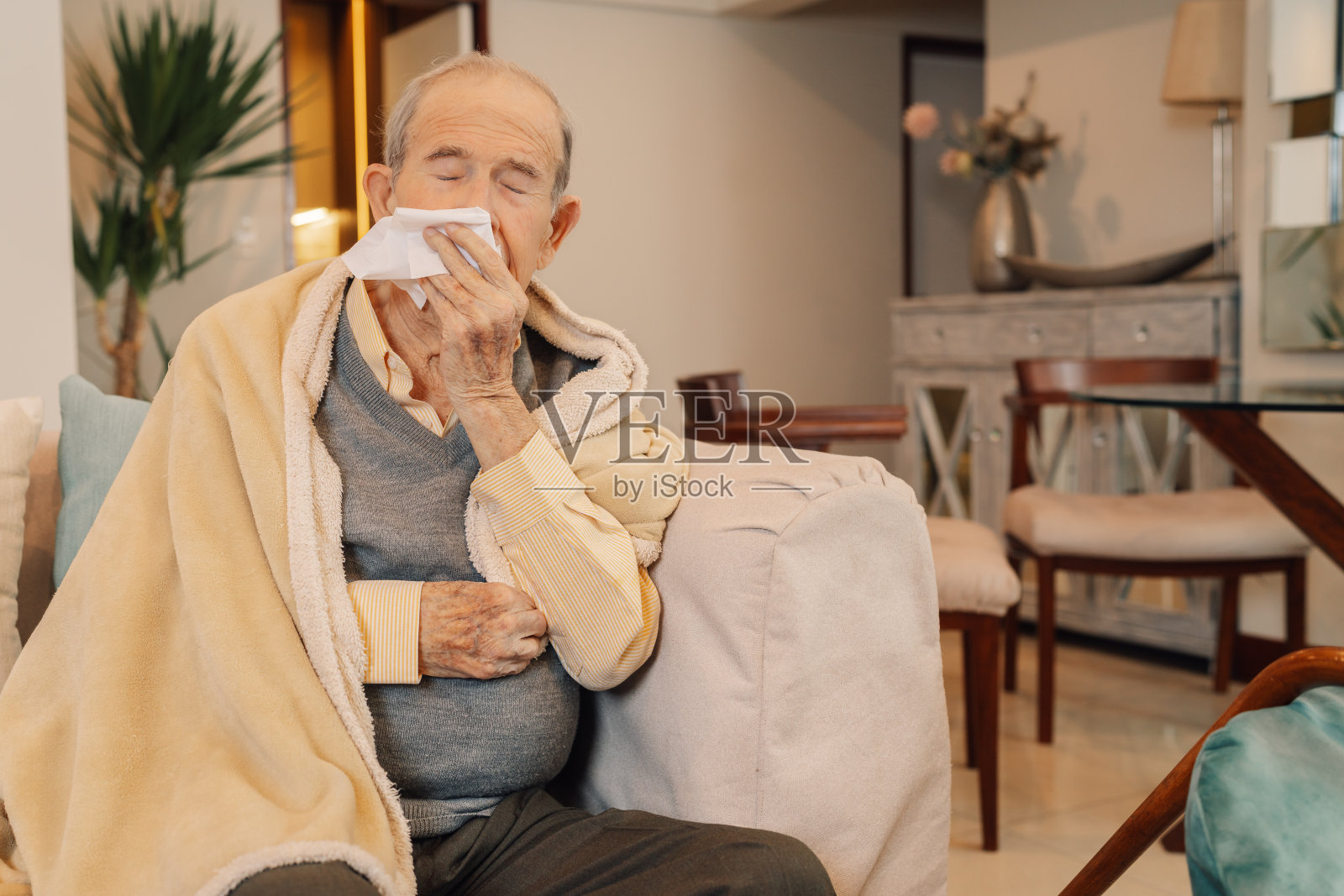 老人正在家里擤鼻涕照片摄影图片