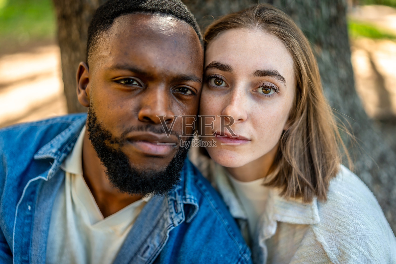 一对多种族情侣在公园里相聚照片摄影图片