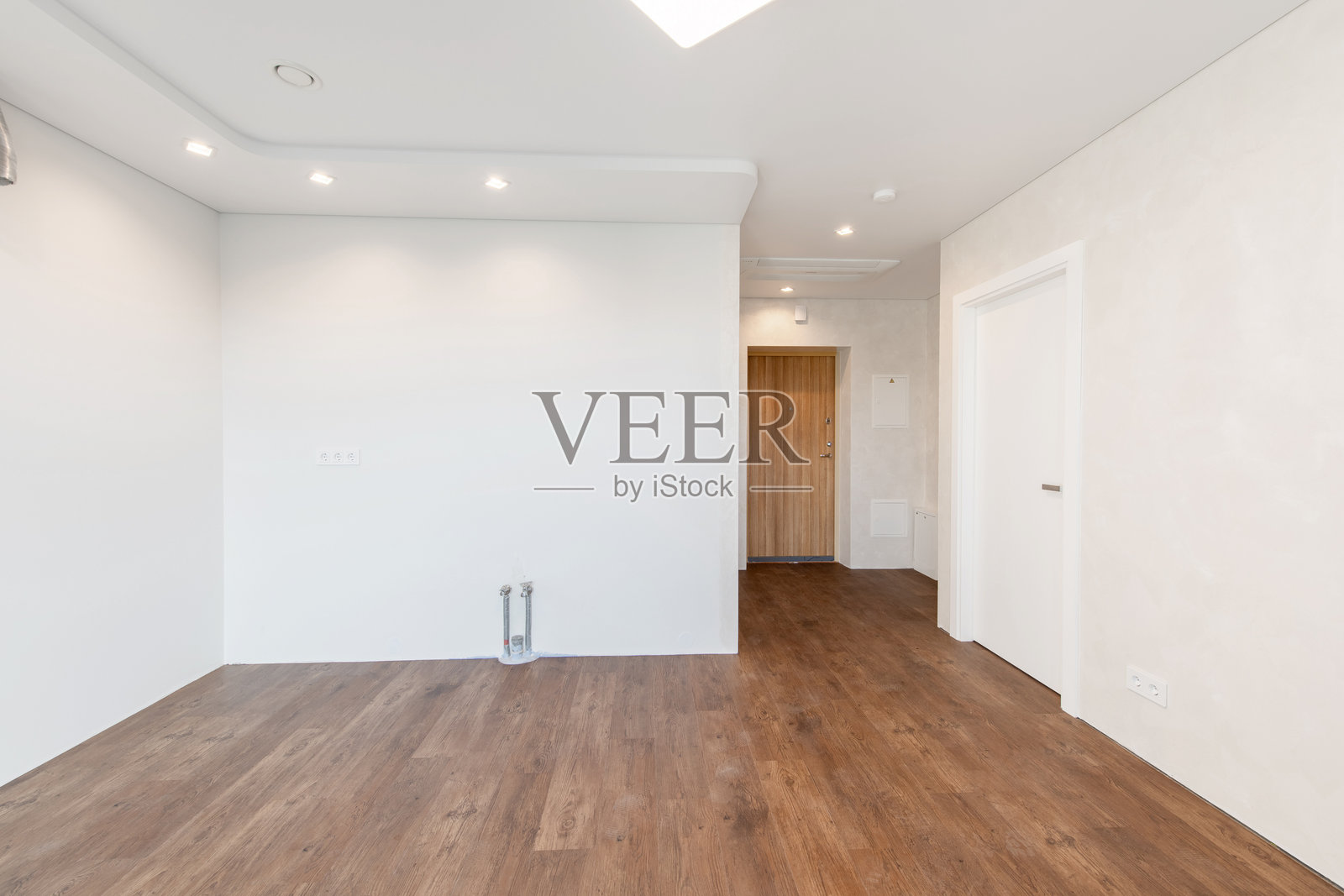 空荡荡的家居厨房内部。白色墙壁的房间。内部空房间，白色墙壁和木地板。照片摄影图片