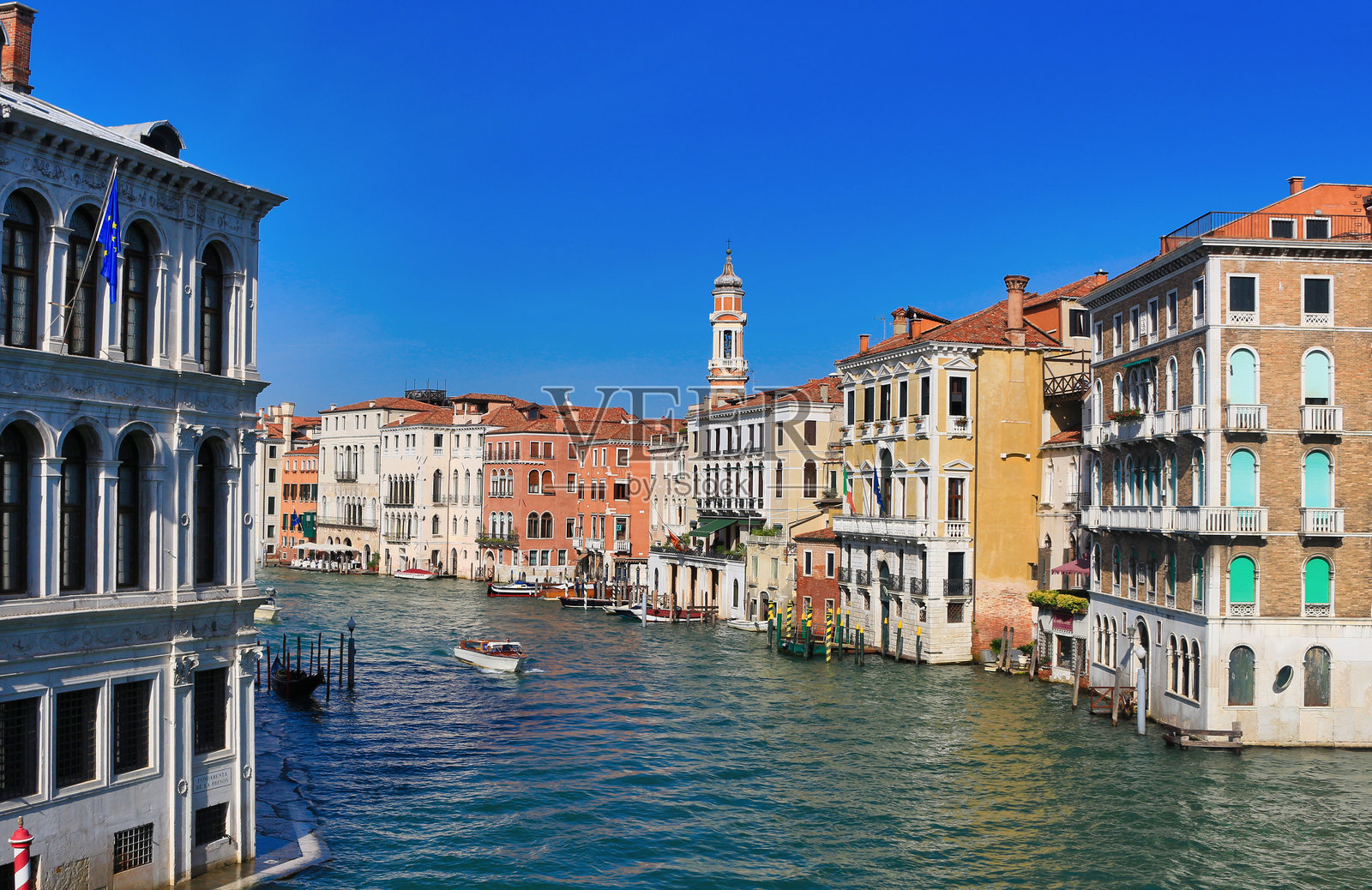 威尼斯，里亚尔托桥附近的大运河照片摄影图片