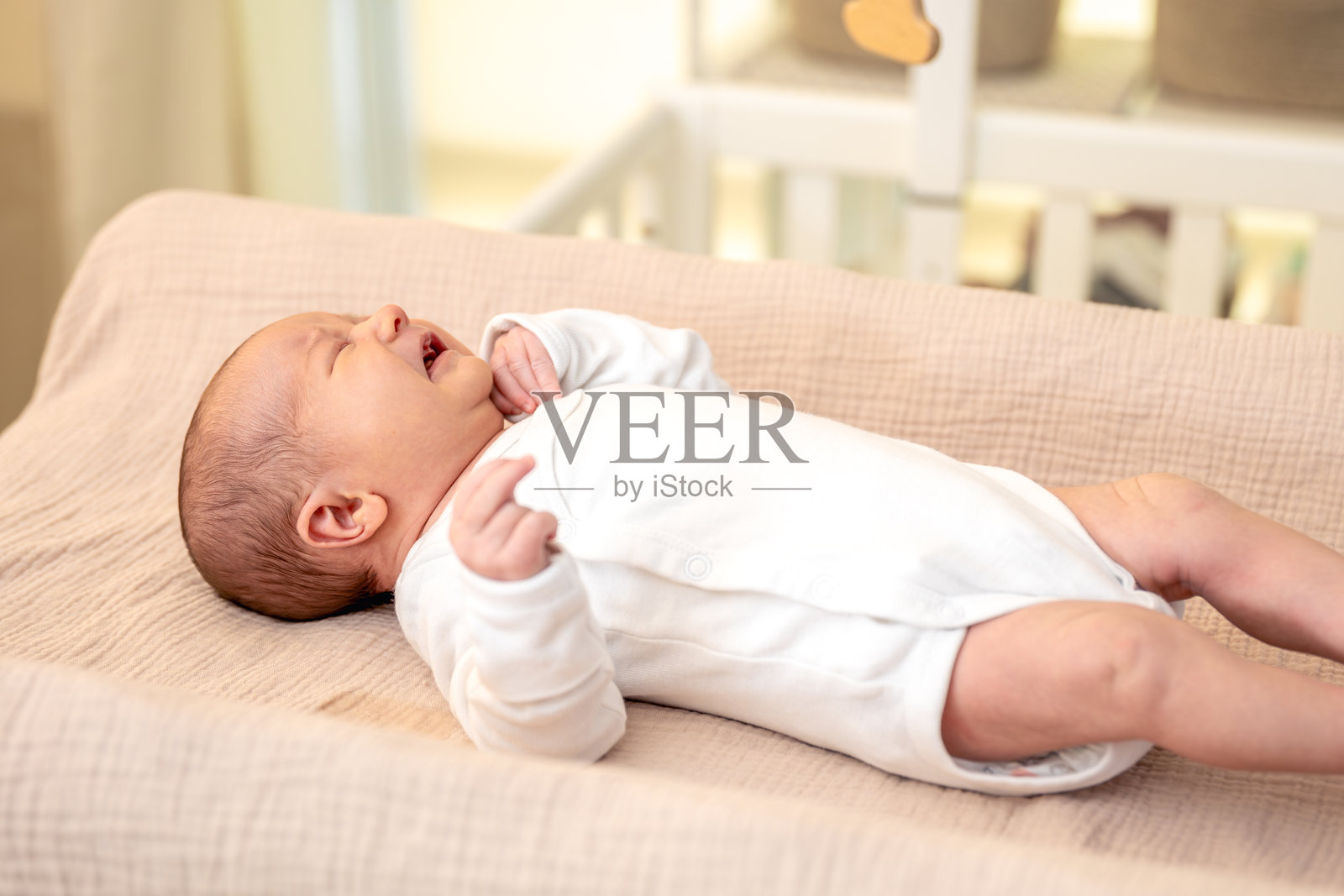 新生儿。新生女婴在哭泣。照片摄影图片