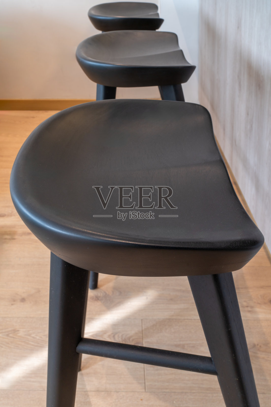 现代设计的黑色椅子在客厅中照片摄影图片