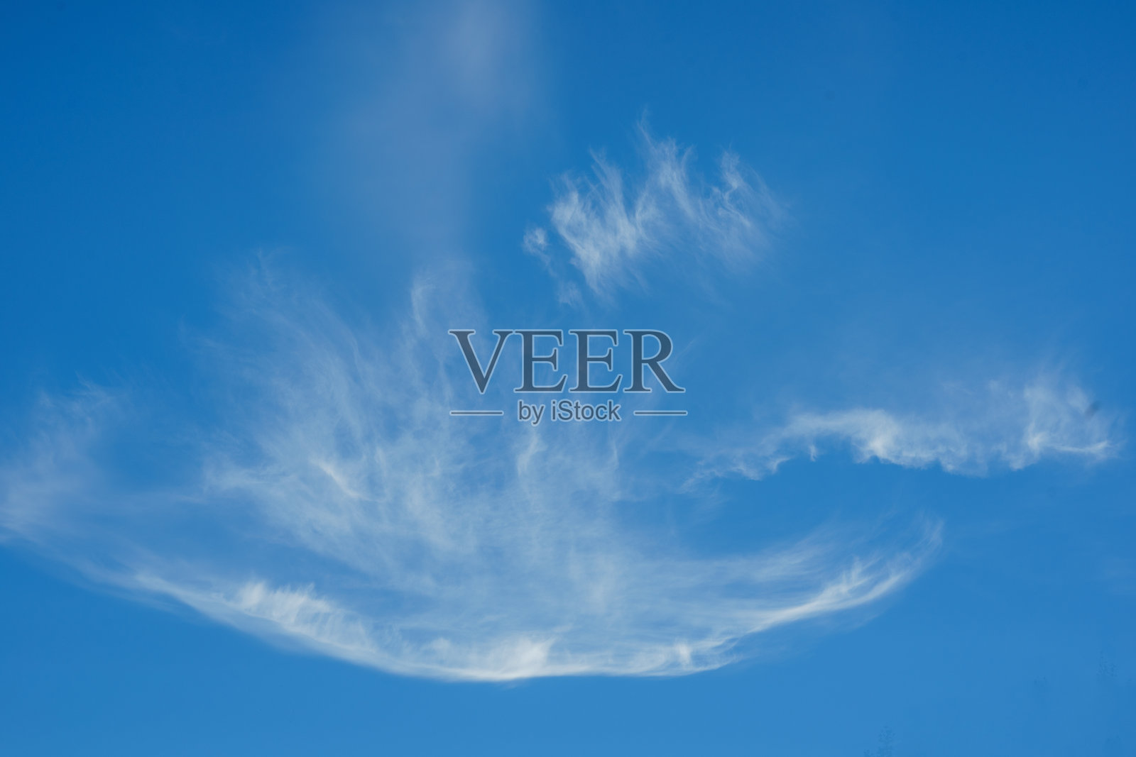 明亮的蓝天和云彩的抽象背景，浅蓝色模糊背景，留有空白空间。照片摄影图片