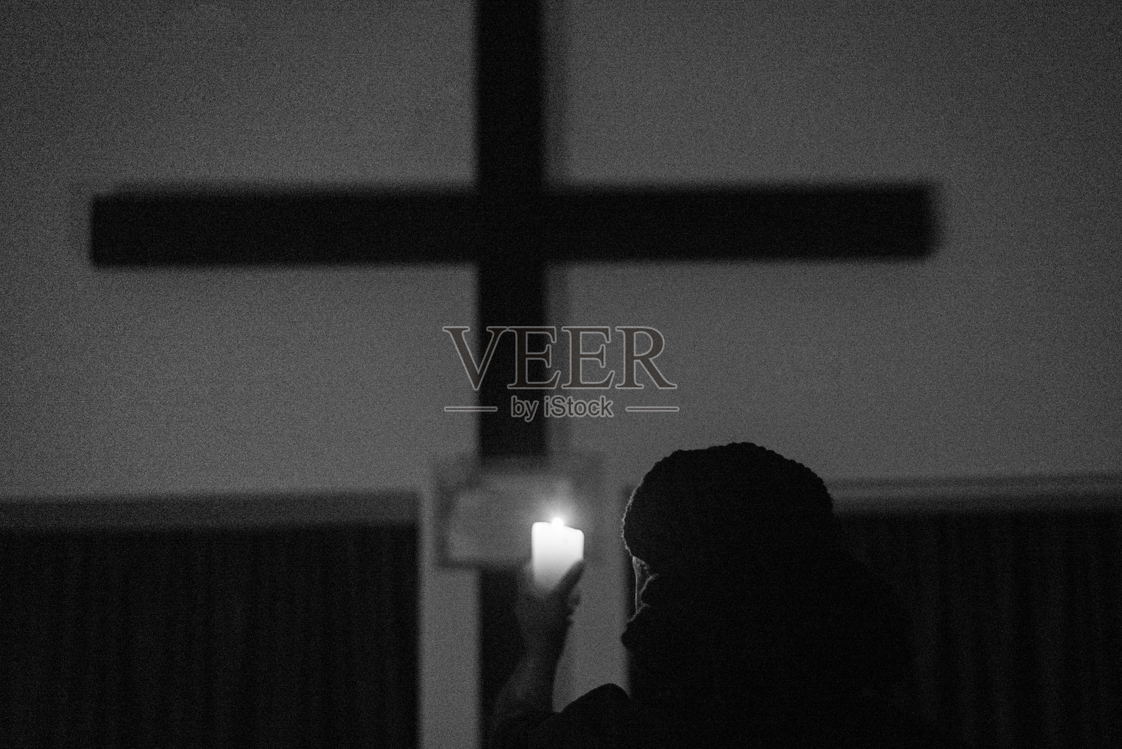 十字架旁的烛光礼拜照片摄影图片