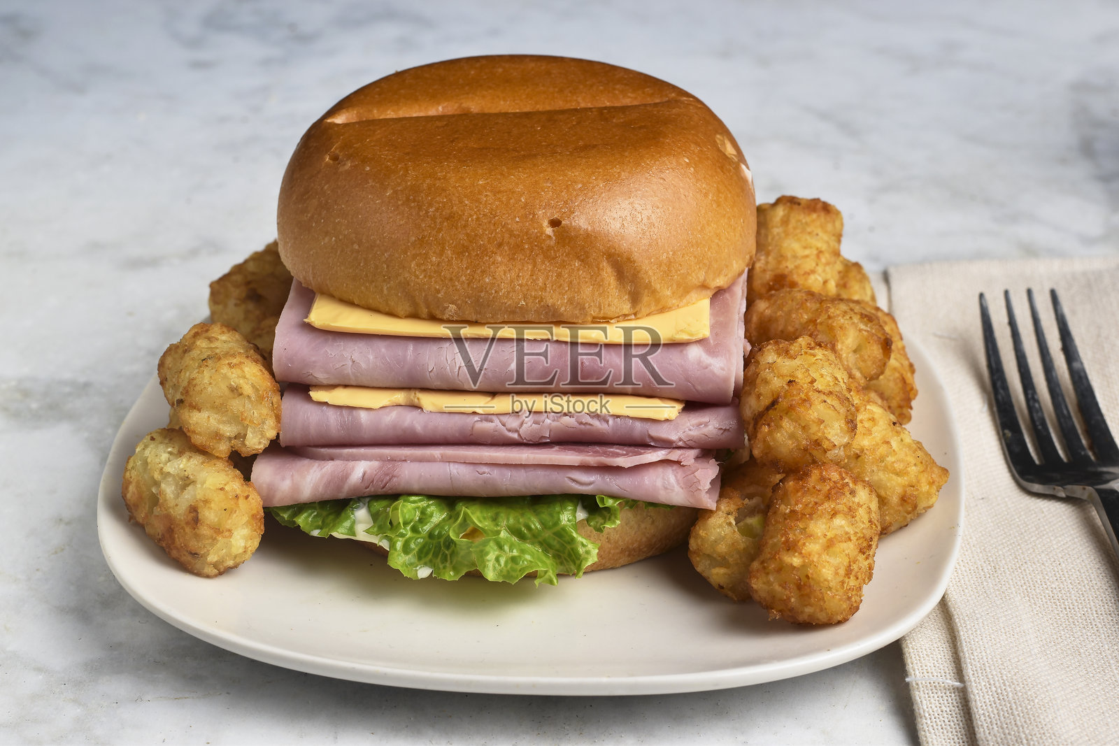 火腿奶酪三明治配土豆球照片摄影图片