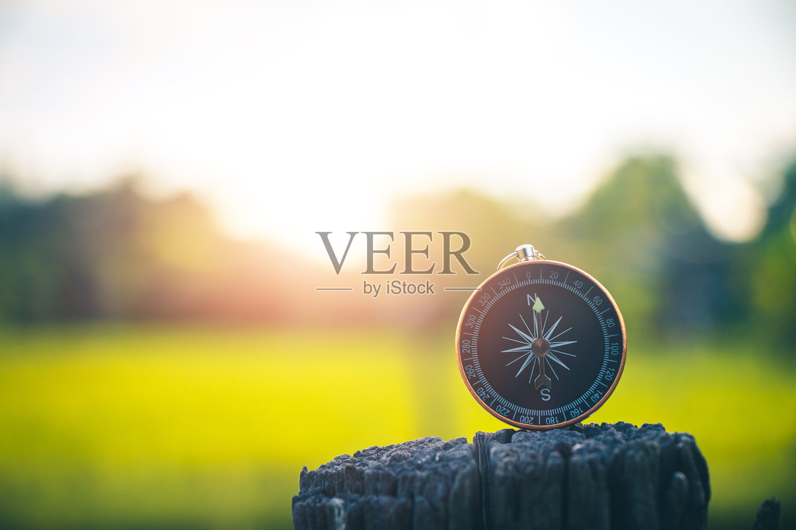 游客在山上使用指南针旅行。照片摄影图片