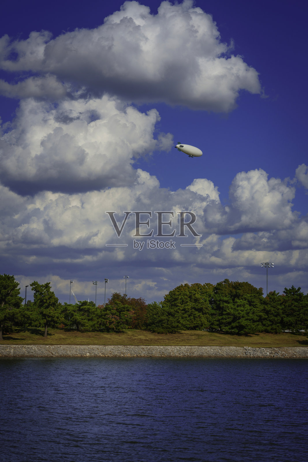 俄克拉荷马城天际线与飞艇飞越俄克拉荷马河照片摄影图片