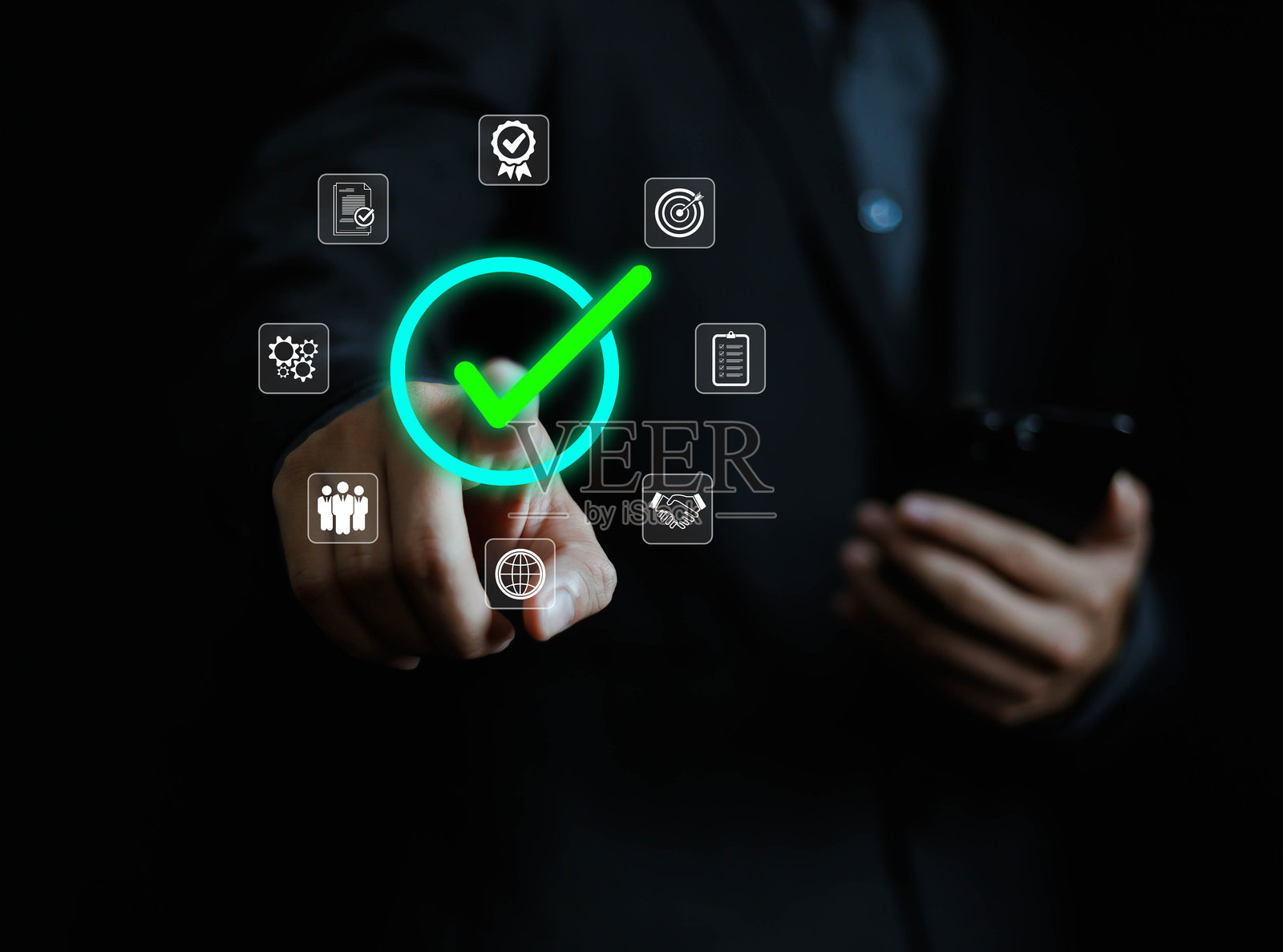 商人手持质量认证标志，审计，商业，保证，控制，数字化，服务，完整，评估，清单，数据与质量图标。照片摄影图片