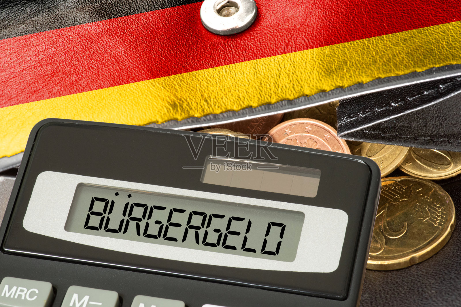 带有德国国旗的钱包、欧元硬币和计算器，公民的财富照片摄影图片