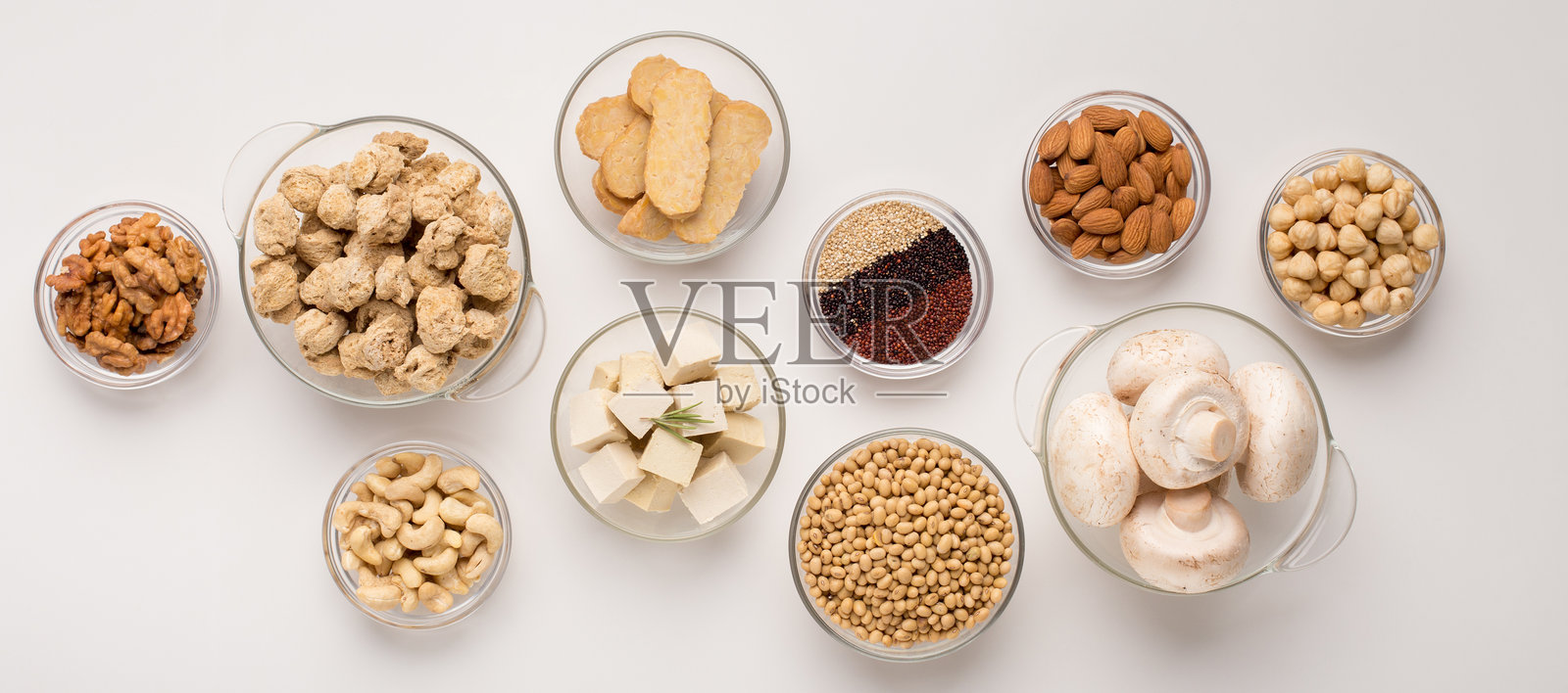 素食者选择大豆产品。大豆可能是人类所需蛋白质的重要来源。照片摄影图片