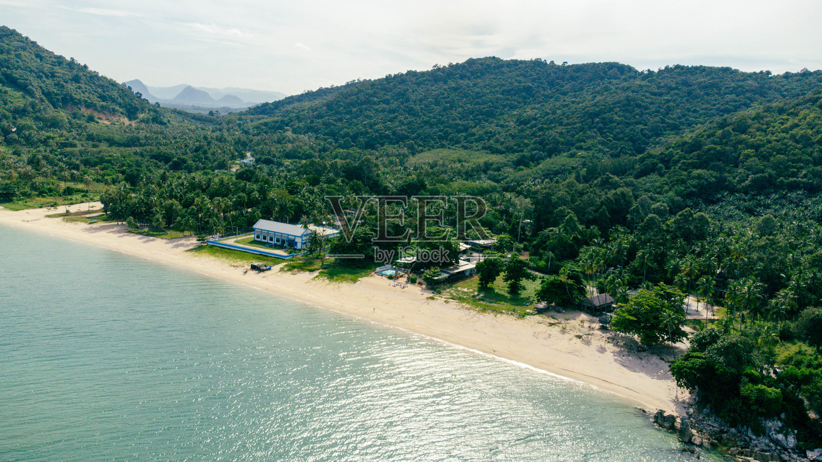 泰国那空西拉差的卡农通诺德海滩，俯瞰金色岩石与美丽海洋的高角度视图。照片摄影图片