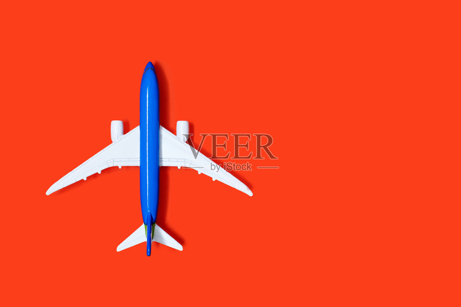 橙色背景上的飞机模型，留有空白供文本或广告使用照片摄影图片