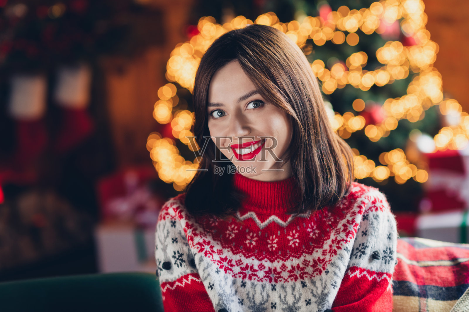 可爱的积极女性微笑着，放松休息，享受周末的温馨时光，悠闲地待在家中。照片摄影图片