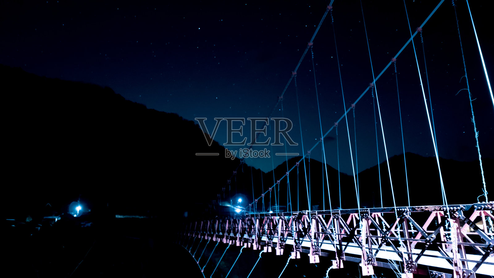 悬索桥与星空照片摄影图片