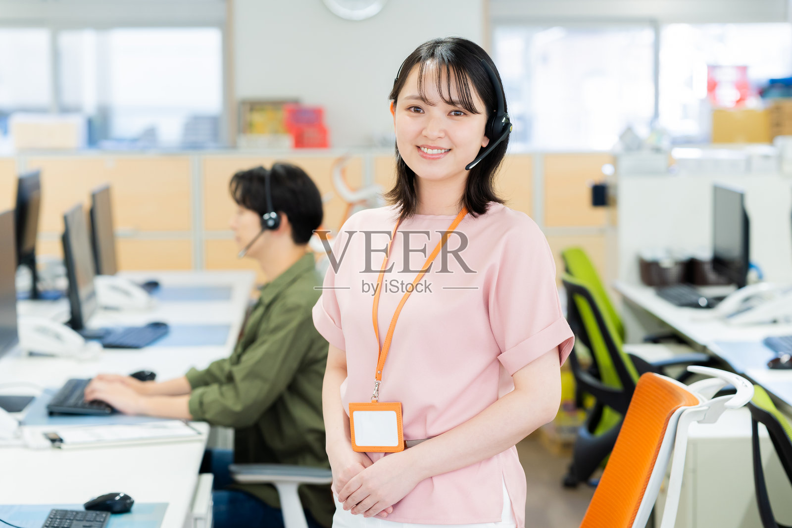 在呼叫中心工作的商人照片摄影图片