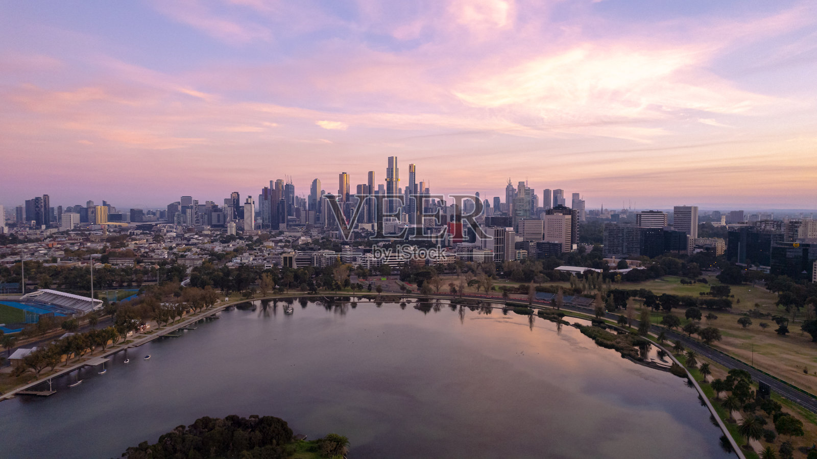 澳大利亚维多利亚州墨尔本的雅拉河日出景观与晚间天际线的摩天大楼商务办公楼照片摄影图片
